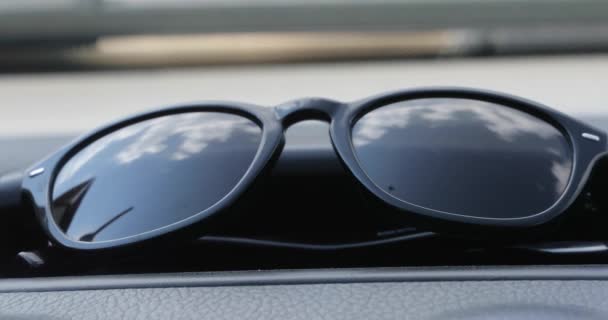 Gafas de sol en las que se reflejan las nubes — Vídeos de Stock