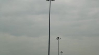 yavaş çekim video full hd sürerken gökyüzü ve bulutlar arabanın penceresinden görünümü