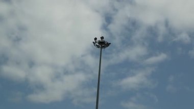 yavaş çekim video full hd sürerken gökyüzü ve bulutlar arabanın penceresinden görünümü