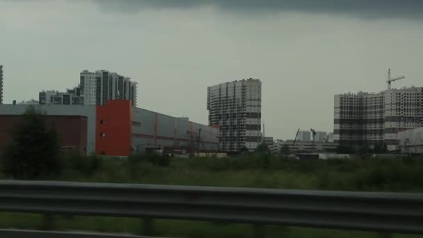 Edificios de gran altura de una gran vista de la ciudad desde la ventana del coche, mientras que la conducción de vídeo en cámara lenta completa hd — Vídeos de Stock