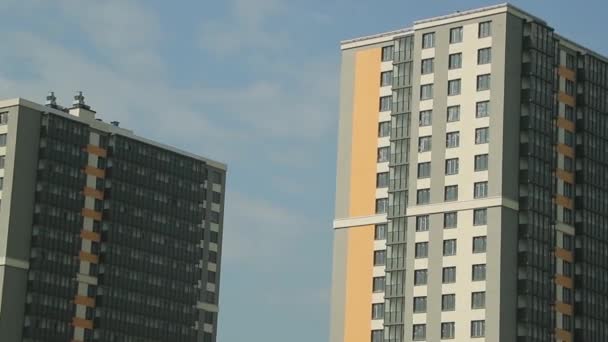 Arranha-céus edifícios de uma grande vista da cidade a partir da janela do carro enquanto dirige vídeo em câmera lenta hd completo — Vídeo de Stock