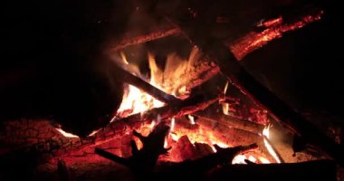 Geceleri Ateş ve Sıcak Odun Parlak Flaming