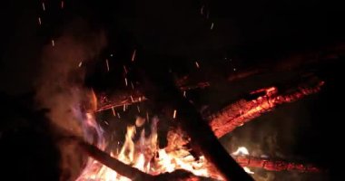 Geceleri Ateş ve Sıcak Odun Parlak Flaming