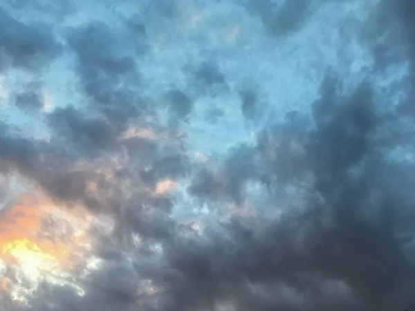 Ungewöhnlich schöner Himmel mit Wolken bei Sonnenuntergang — Stockfoto
