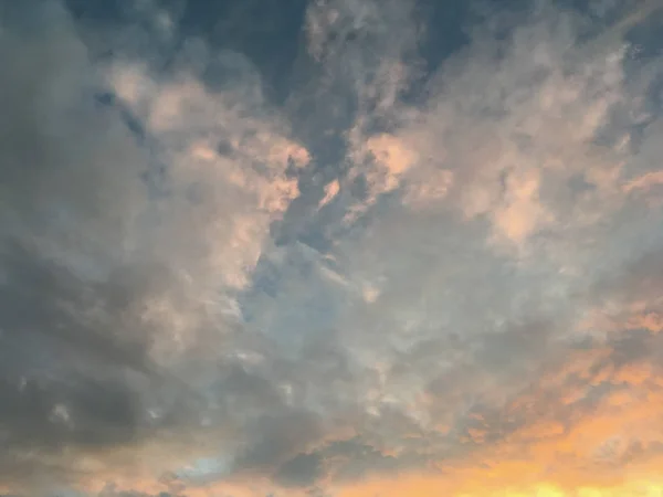 Ungewöhnlich schöner Himmel mit Wolken bei Sonnenuntergang — Stockfoto