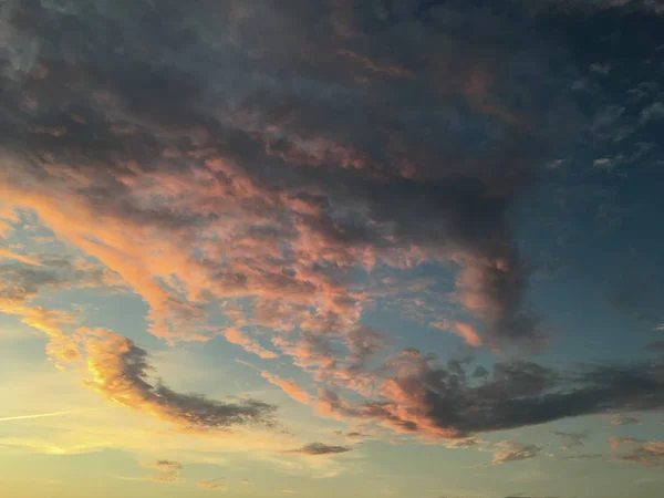 日没時の雲と異常に美しい空 — ストック写真