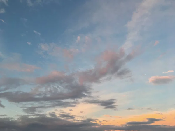 Cielo inusualmente hermoso con nubes al atardecer — Foto de Stock