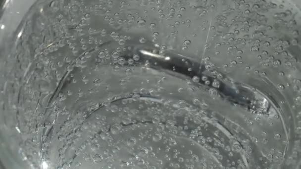 Clean sparkling water in a transparent glass beaker close up — Stock Video