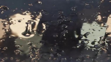 araba penceresinde yağmur damlaları yakın