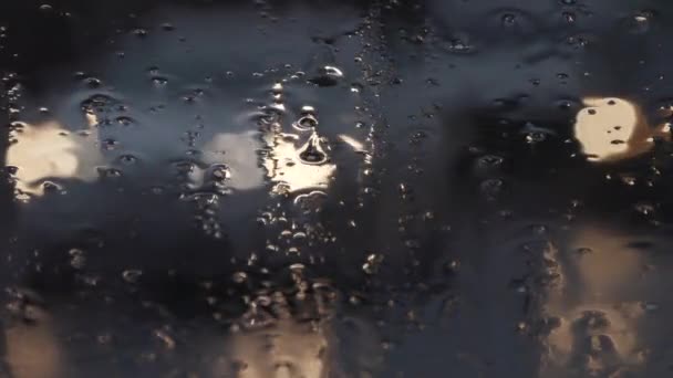 Gotas de lluvia en la ventana del coche de cerca — Vídeo de stock