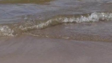 güçlü rüzgar ile güneşli bir yaz gününde Baltık Denizi kıyıları boyunca yürüyüş