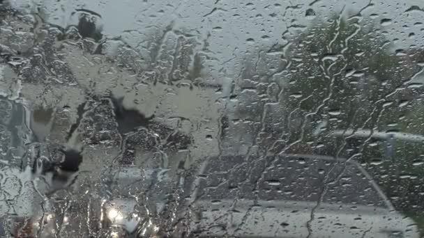 Краплі дощу на вікні автомобіля крупним планом — стокове відео