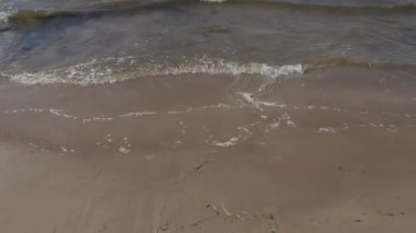 güçlü rüzgar ile güneşli bir yaz gününde Baltık Denizi kıyıları boyunca yürüyüş