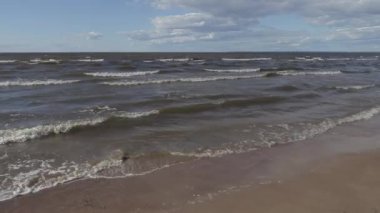 güçlü rüzgar ile güneşli bir yaz gününde Baltık Denizi kıyıları boyunca yürüyüş