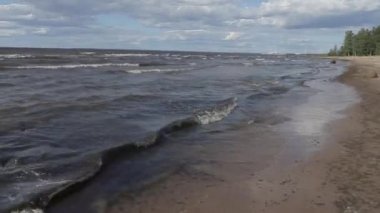 güçlü rüzgar ile güneşli bir yaz gününde Baltık Denizi kıyıları boyunca yürüyüş