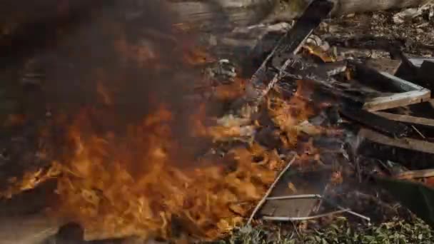 Viejo basurero está ardiendo — Vídeos de Stock