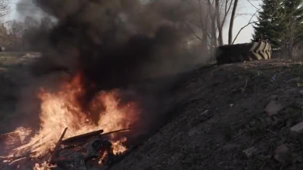 Vieille poubelle brûle — Video