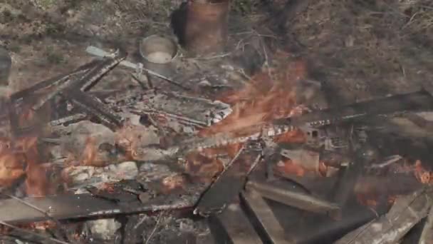 旧的垃圾堆正在燃烧 — 图库视频影像