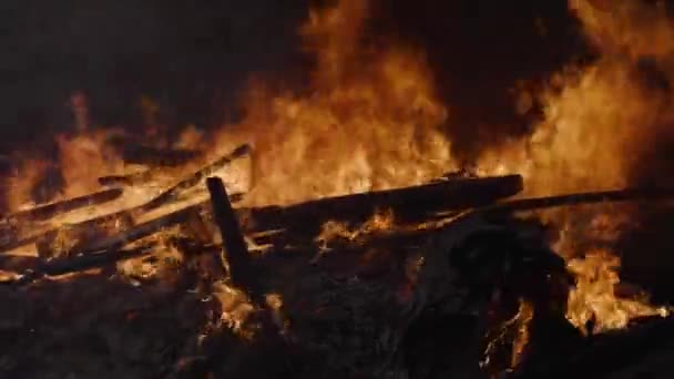 Velho depósito de lixo está queimando — Vídeo de Stock