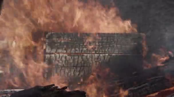 旧的垃圾堆正在燃烧 — 图库视频影像