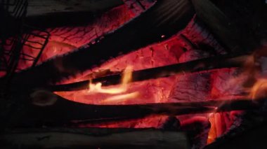 odun odun yavaş çekimde yakın yanar