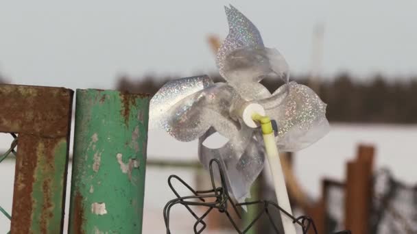 Juguete molino de viento a regañadientes girando en el viento — Vídeo de stock