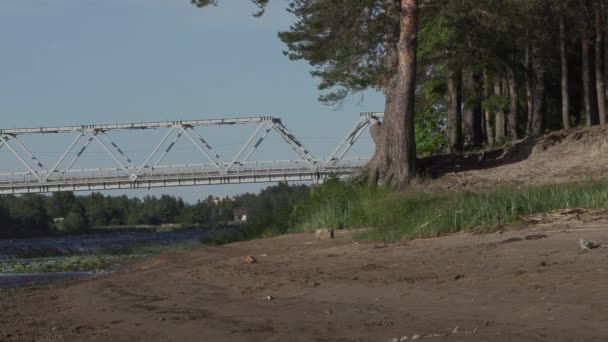 Ponte stradale in ferro sul fiume nella giornata estiva — Video Stock