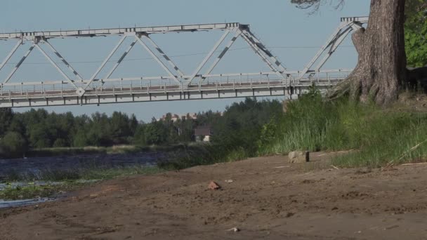 Železný silniční most přes řeku v letním dnu — Stock video