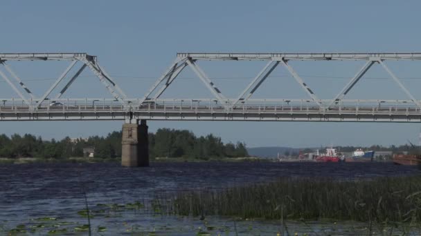 Ponte rodoviária de ferro sobre o rio no dia de verão — Vídeo de Stock