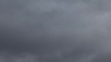 büyük gri gök gürültüsü bulutları gökyüzü timelapse video boyunca hızlı hareket