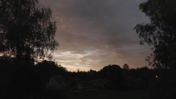 Vacker soluppgång i en grön by Timelapse video — Stockvideo
