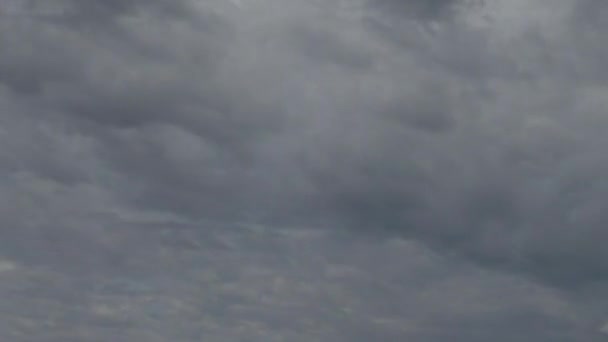 Große graue Gewitterwolken bewegen sich schnell über den Himmel Zeitraffer-Video — Stockvideo
