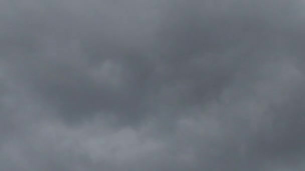 大きな灰色の雷雲は、空のタイムラプスビデオを横切って迅速に移動します — ストック動画
