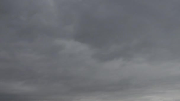 Grandes nubes de trueno gris se mueven rápidamente a través del cielo timelapse video — Vídeos de Stock