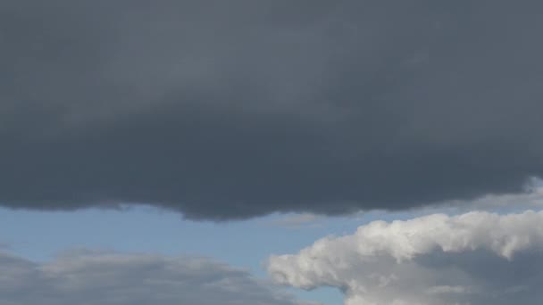 大きな灰色の雷雲は、空のタイムラプスビデオを横切って迅速に移動します — ストック動画