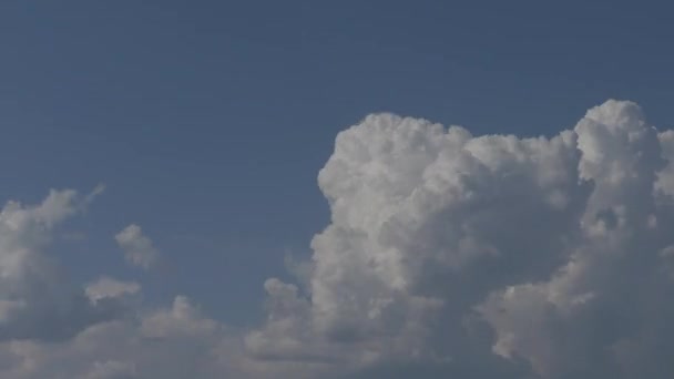 Witte wolken in de blauwe hemel timelapse video — Stockvideo