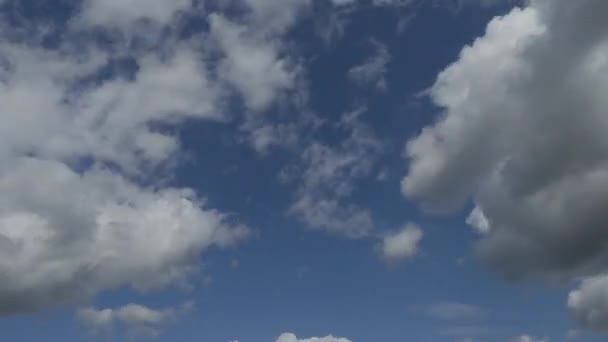 Białe chmury w błękitnym niebie timelapse wideo — Wideo stockowe