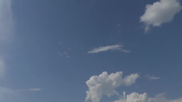 Weiße Wolken am blauen Himmel Zeitraffer-Video — Stockvideo