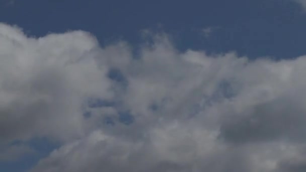 Nubes blancas en el cielo azul timelapse video — Vídeos de Stock