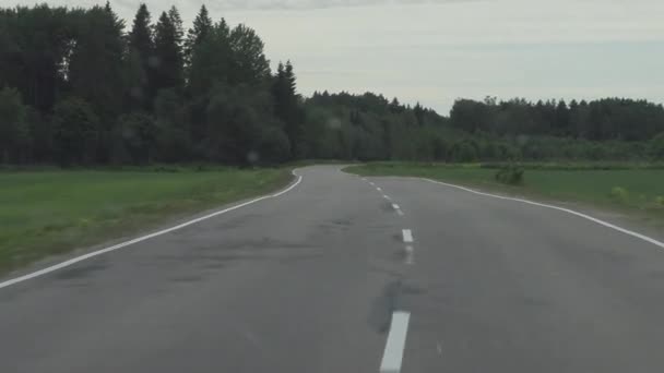 Bilresa på landsvägar på en sommardag. handhållen kamera fotografering från hytten — Stockvideo