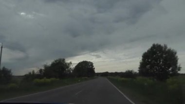 bir yaz gününde kırsal yollarda araba gezisi. taksiden el kamerası çekimi