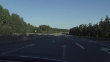bir yaz gününde kırsal yollarda araba gezisi. taksiden el kamerası çekimi