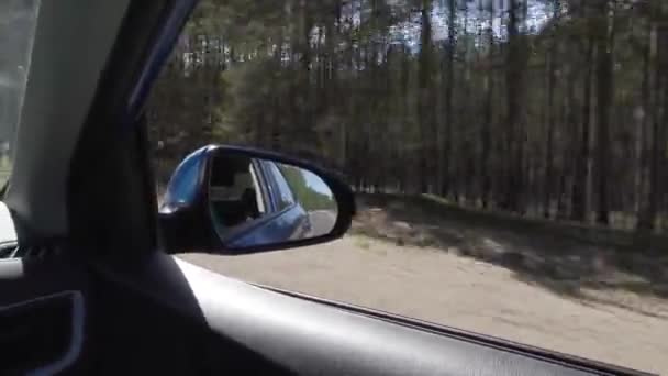 Viaje en coche por las carreteras del campo en un día de verano. cámara de mano disparando desde la cabina — Vídeo de stock