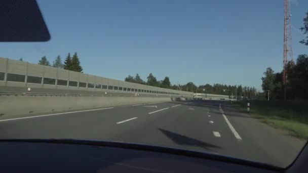 Auto reis op landwegen op een zomerdag. handheld camera schieten vanuit de cabine — Stockvideo