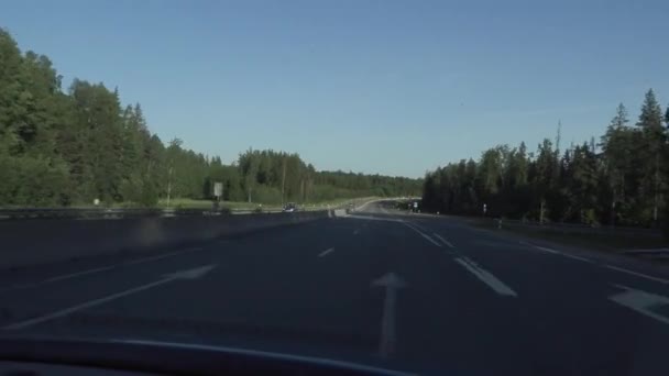Autóút az országutakon a nyári napon. kézi kamerafelvétel a vezetőfülkéből — Stock videók
