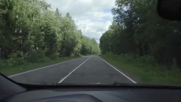 Voyage en voiture sur les routes de campagne un jour d'été. caméra portable prise de vue depuis la cabine — Video