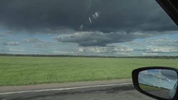 Výlet autem po venkovských silnicích za letního dne. Střelba z kabiny na přenosný fotoaparát — Stock video