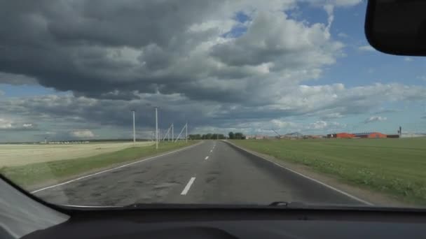 Viagem de carro em estradas rurais em um dia de verão. câmera portátil disparando a partir da cabine — Vídeo de Stock