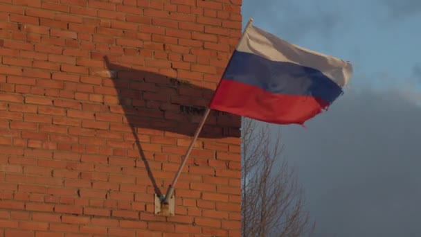 Ryska flaggan fladdrar i vinden — Stockvideo