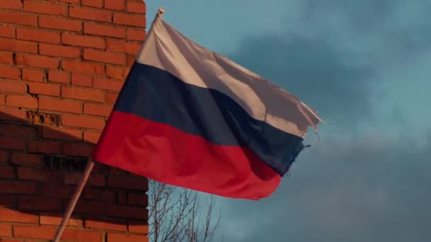 Bandera rusa ondeando en el viento en cámara lenta — Vídeos de Stock